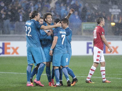 Kokorin so spoluhráčmi oslavuje gól Zenitu proti Alkmaaru