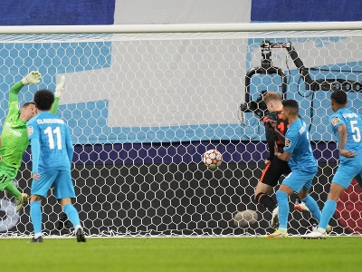 Hráč Chelsea Timo Werner (tretí sprava) strieľa úvodný gól