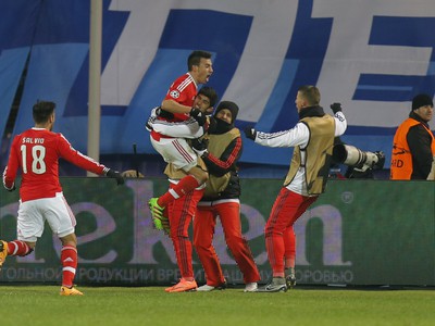 Nico Gaitán so spoluhráčmi oslavuje svoj postupový gól