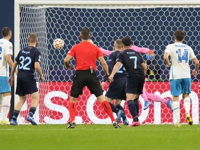 Hráč Zenitu Daler Kuzjaev (vpravo) strieľa druhý gól v zápase H-skupiny Ligy majstrov Zenit Petrohrad - Malmö FF