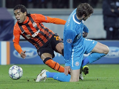 Alex Teixeira a Nicolas Lombaerts v súboji 