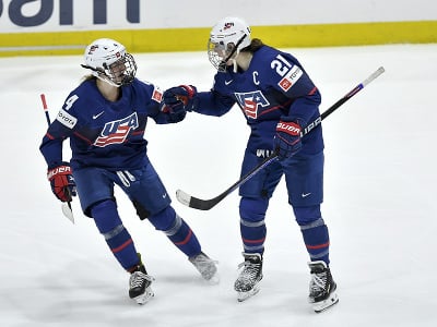 Americké hokejistky oslavujú gól