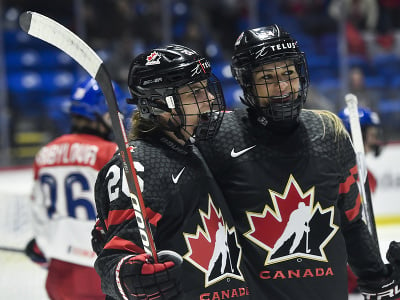 Emily Clarková (vľavo) a Natalie Spoonerová z tímu Kanady