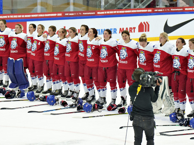 České hokejistky oslavujú víťazstvo nad Švédskom
