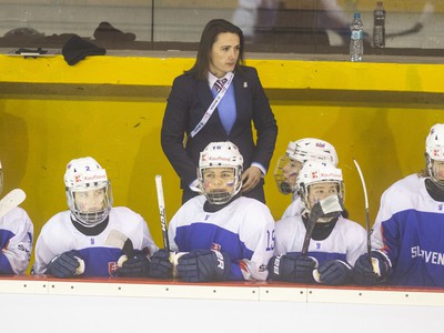 Na snímke hore asistentka trénera ženskej hokejovej reprezentácie do 18 rokov Barbora Kežmarská