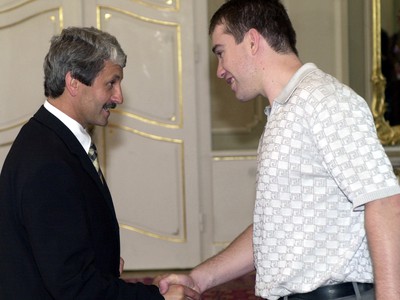 Mikuláš Dzurinda (vľavo) blahoželá Žigmundovi Pálffymu