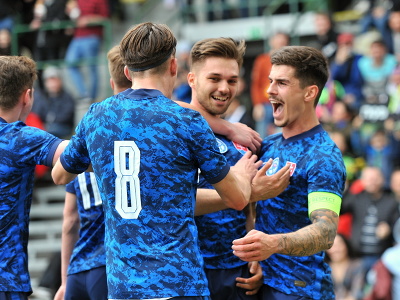 Slovenskí mladíci sa tešia po strelení gólu