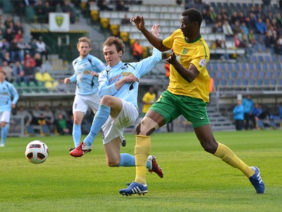 Momodou Ceesay a Martin Tóth v súboji