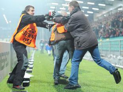 Bezpečnostná služba sa v Žiline snaží skrotiť fanúšikov Spartaka Moskva