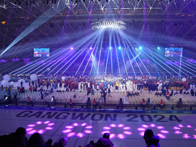 Mladí športovci pózujú počas otváracieho ceremoniálu na IV. zimných olympijských hrách mládeže v juhokórejskom meste Kangnung v piatok 19. januára 2024.