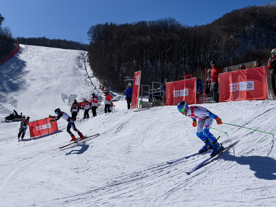 Slovenský lyžiar Andrej Barnáš (vpravo) na štarte tímovej súťaže počas IV. zimných olympijských hrách mládeže v Gangwone v Južnej Kórei