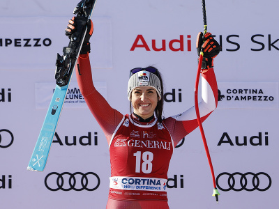 Rakúska lyžiarka Stephanie Venierová pózuje na pódiu po triumfe v zjazde Svetového pohára v talianskom stredisku Cortina d'Ampezzo v piatok 26. januára 2024