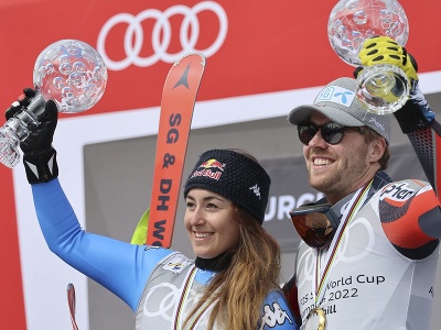 Talianska lyžiarka Sofia Goggiová a Nór Aleksander Aamodt Kilde sa tešia zo zisku malého glóbusu za celkové prvenstvo v  zjazde Svetového pohára v alpskom lyžovaní  vo francúzskom dejisku Courchevel/Meribel