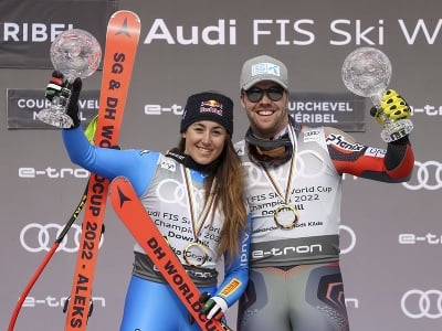 Talianska lyžiarka Sofia Goggiová a Nór Aleksander Aamodt Kilde sa tešia zo zisku malého glóbusu za celkové prvenstvo v  zjazde Svetového pohára v alpskom lyžovaní  vo francúzskom dejisku Courchevel/Meribel