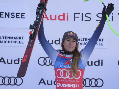 Talianska lyžiarka Sofia Goggiová oslavuje na pódiu víťazstvo v zjazde Svetového pohára v rakúskom Altemarkt-Zauchensee, kde si pripísala 24. triumf v prestížnom seriáli