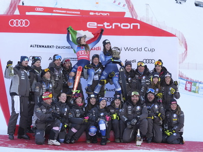 Talianska lyžiarka Sofia Goggiová oslavuje na pódiu s tímom víťazstvo v zjazde Svetového pohára v rakúskom Altemarkt-Zauchensee, kde si pripísala 24. triumf v prestížnom seriáli
