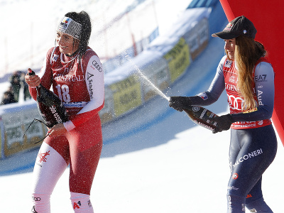 Rakúska lyžiarka Stephanie Venierová a Talianka Sofia Goggiová