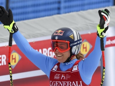 Talianska lyžiarka Sofia Goggiová reaguje v cieli finálového zjazdu Svetového pohára vo francúzskom dejisku Courchevel/Meribel