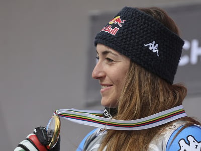 Talianska lyžiarka Sofia Goggiová pózuje na pódiu s malým glóbusom za zjazd po finálovom zjazde Svetového pohára vo francúzskom dejisku Courchevel/Meribel 16. marca 2022. 