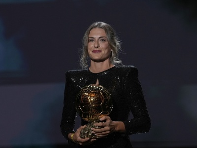 Hráčka Barcelony Alexia Putellasová si prevzala trofej Zlatej lopty pre ženy 2021 počas 65. ročníky udeľovania cien futbalovej Zlatej lopty