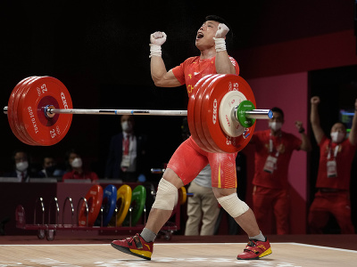 Čínsky vzpierač Čchen Li-ťün získal zlatú olympijskú medailu v hmotnostnej kategórii do 67 kg