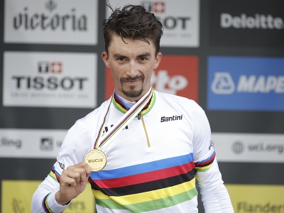 Dvojnásobný majster sveta Francúz Julian Alaphilippe pózuje na pódiu o zlatou medailou po obhajobe triumfu v pretekov mužov elite na MS v cestnej cyklistike v belgickom meste Leuvene