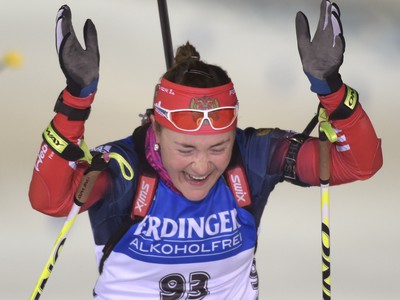 Jekaterina Jurlovová a jej víťazná radosť v cieli vytrvalostných pretekov vo fínskom Kontiolahti