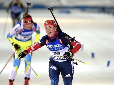 Jekaterina Jurlovová a jej víťazná radosť v cieli vytrvalostných pretekov vo fínskom Kontiolahti