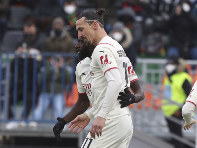 Na snímke v popredí hráč AC Miláno Zlatan Ibrahimovič oslavuje gól 