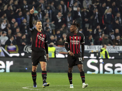 Zlatan Ibrahimovič (vľavo) oslavuje