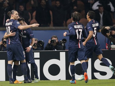 Zlatan Ibrahimovič (vľavo) so spoluhráčmi oslavuje gól PSG