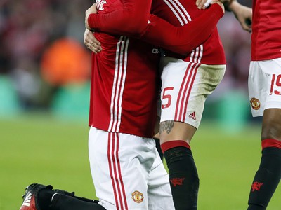 Zlatan Ibrahimovič, Marcos Rojo a Marcus Rashford oslavujú gól United