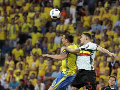 Axel Witsel a Zlatan Ibrahimovič vo vzdušnom súboji