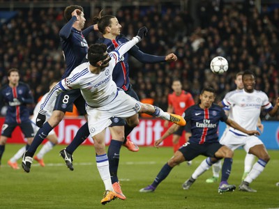 Diego Costa a Zlatan Ibrahimovič v súboji tesne pred gólom Mikela