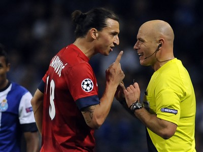 Howard Webb pri rozhovore so Zlatanom Ibrahimovičom