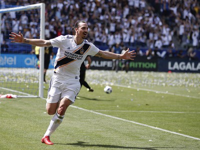 Zlatan Ibrahimovič oslavuje gól
