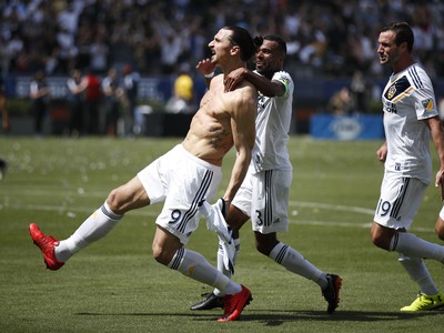 Zlatan Ibrahimović oslavuje gól
