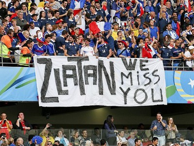 Fanúšikovia na šatidóne s odkazom pre Ibrahimoviča