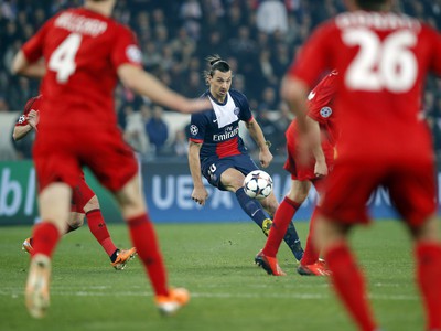 Zlatan Ibrahimovič v obklopení hráčov Bayeru Leverkusen