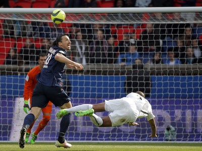 Jordan Adeotti v súboji o loptu so Zlatanom Ibrahimovičom