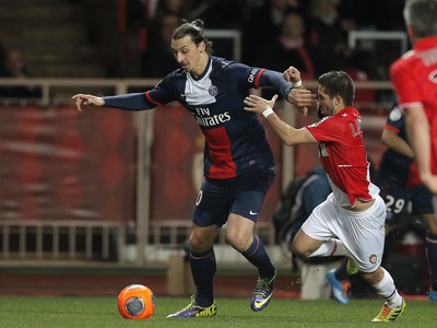 Zlatan Ibrahimovič sa snaží preniknúť defenzívou Monaka