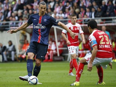 Zlatan Ibrahimovič proti defenzíve Stade Reims