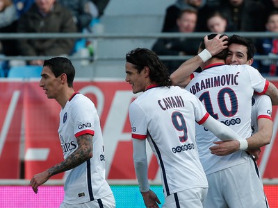 Zlatan Ibrahimovič so spoluhráčmi oslavuje gól PSG