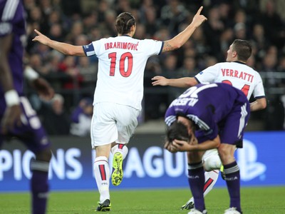 Zlatan Ibrahimovič oslavuje jeden zo svojich gólov do siete Anderlechtu