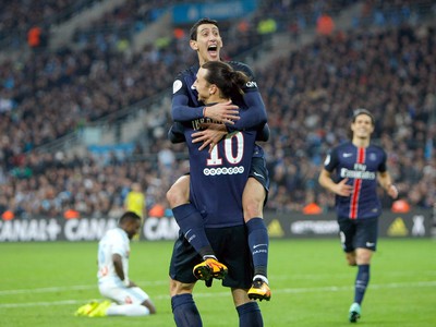 Zlatan Ibrahimovič a Ángel Di María oslavujú gól PSG