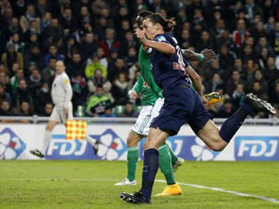 Zlatan Ibrahimovič hruďou strieľa víťazný gól PSG