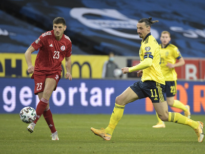 Na snímke švédsky útočník Zlatan Ibrahimovič (vpravo) a hráč Gruzínska Lasha Dvali