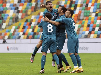 Zlatan Ibrahimovič so spoluhráčmi oslavuje svoj víťazný gól