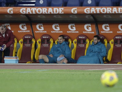 Zlatan Ibrahimovič si ľaduje ľavé stehno na lavičke milánskeho AC 
