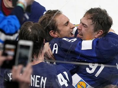 Fínski hokejisti oslavujú titul majstrov sveta